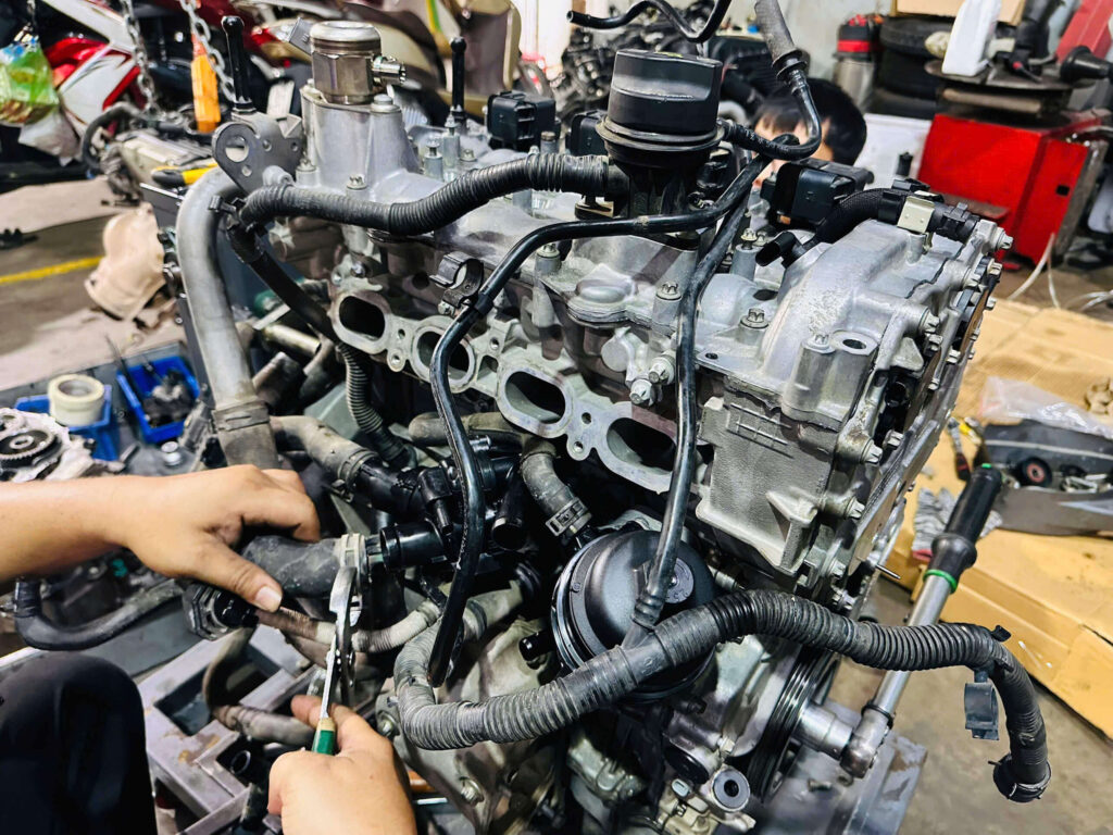 KTV chuyên nghiệp tại Quang Trực Auto thực hiện các công đoạn lắp ráp theo quy trình đại tu chuẩn hãng.