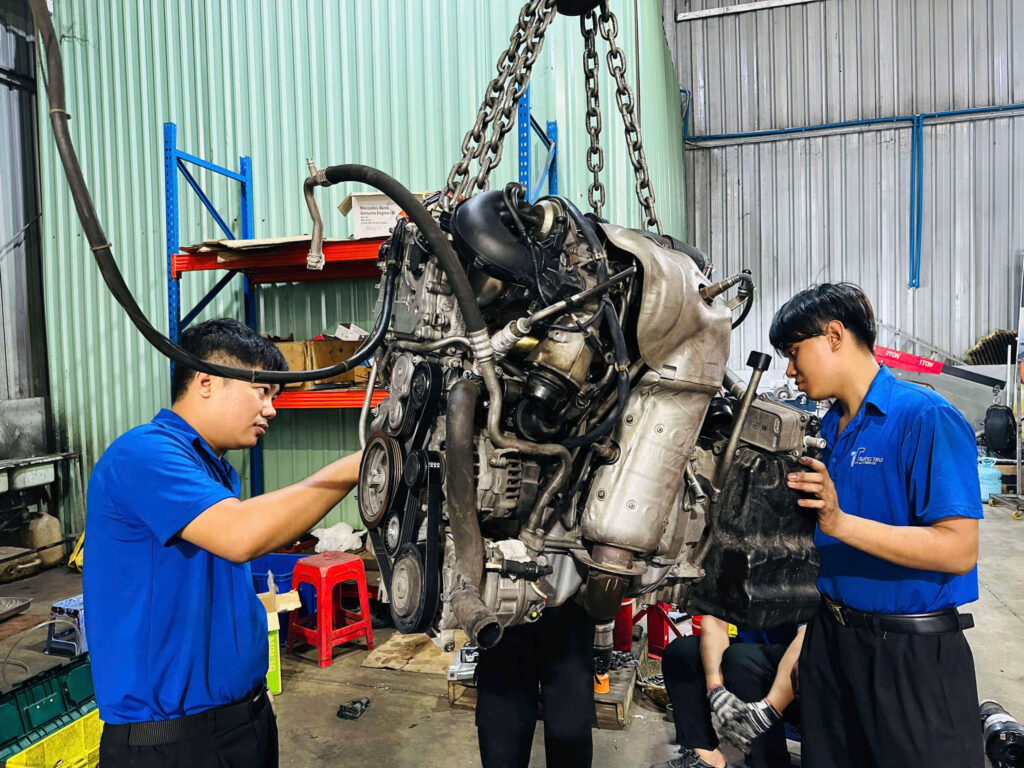 Trang thiết bị chuyên dụng, hiện đại cũng là một trong những tiêu chí đánh giá một địa chỉ đại tu động cơ xe Mercedes uy tín.
