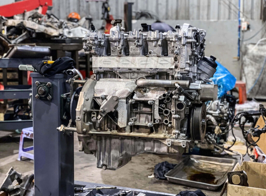 Khối động cơ Mercedes-Benz đang được hoàn thiện