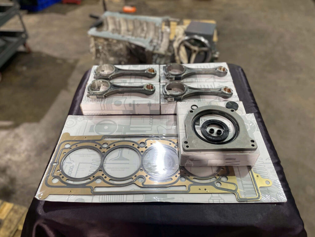 Thanh truyền hay tay biên (Connecting Rods), Gioăng mặt máy (Cylinder Head Gasket), Bộ phớt đuôi trục khuỷu (Rear Main Seal / Crankshaft Seal) là những bộ phận đa phần sẽ được kiểm tra và thay thế khi đại tu động cơ.