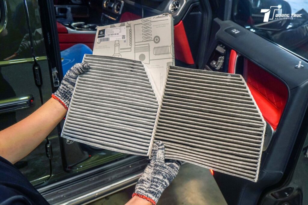 Lọc gió bên ngoài máy lạnh cần được kiểm tra nếu xe sau 01 năm ít đi hoặc chạy 8.000 (km). Nếu đã quá tải thì phải thay đổi mới để đảm bảo không có khí cụ từ bên ngoài vào bên trong xe được sạch sẽ và an toàn.