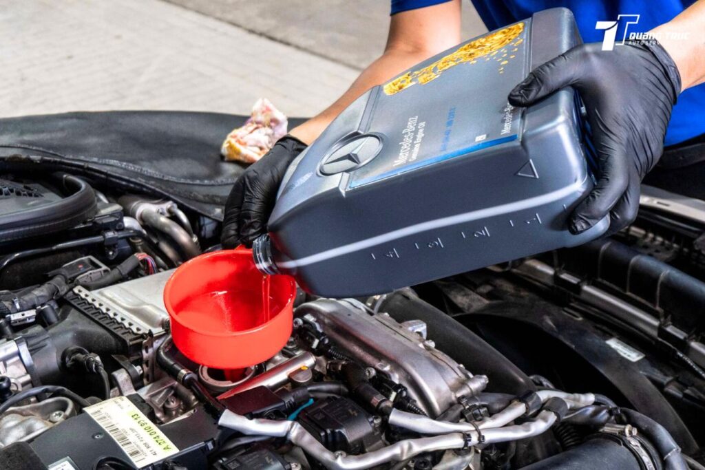 Cứ sau 8.000 (km) chủ xe nên thay dầu động cơ (nhớt máy) và lọc dầu động cơ một lần vì dầu động cơ có tác dụng làm mát, bôi trơn, chống gỉ, làm sạch… động giúp cơ bền hơn, khỏe hơn.